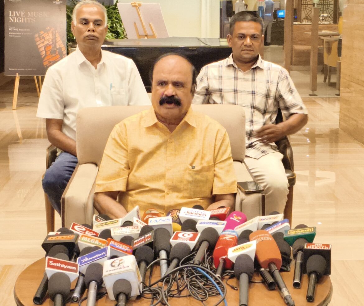 உதயநிதி மாற்றிப் பேசுவது வழக்கில் இருந்து தப்பிக்கவே: தவெக செய்தித் தொடர்பாளர் புகழேந்தி