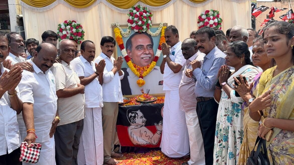 பேரறிஞர் அண்ணாவிற்கு முன்னாள் அமைச்சர் எஸ்.பி.வேலுமணி மலர்தூவி மரியாதை!