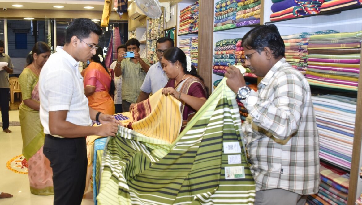 திருப்பூர் கோ-ஆப் டெக்ஸ் ஷோருமில் தீபாவளி தள்ளுபடி துவக்கம்; கைத்தறி ரகங்களுக்கு 30% அரசு சிறப்புத் தள்ளுபடி!