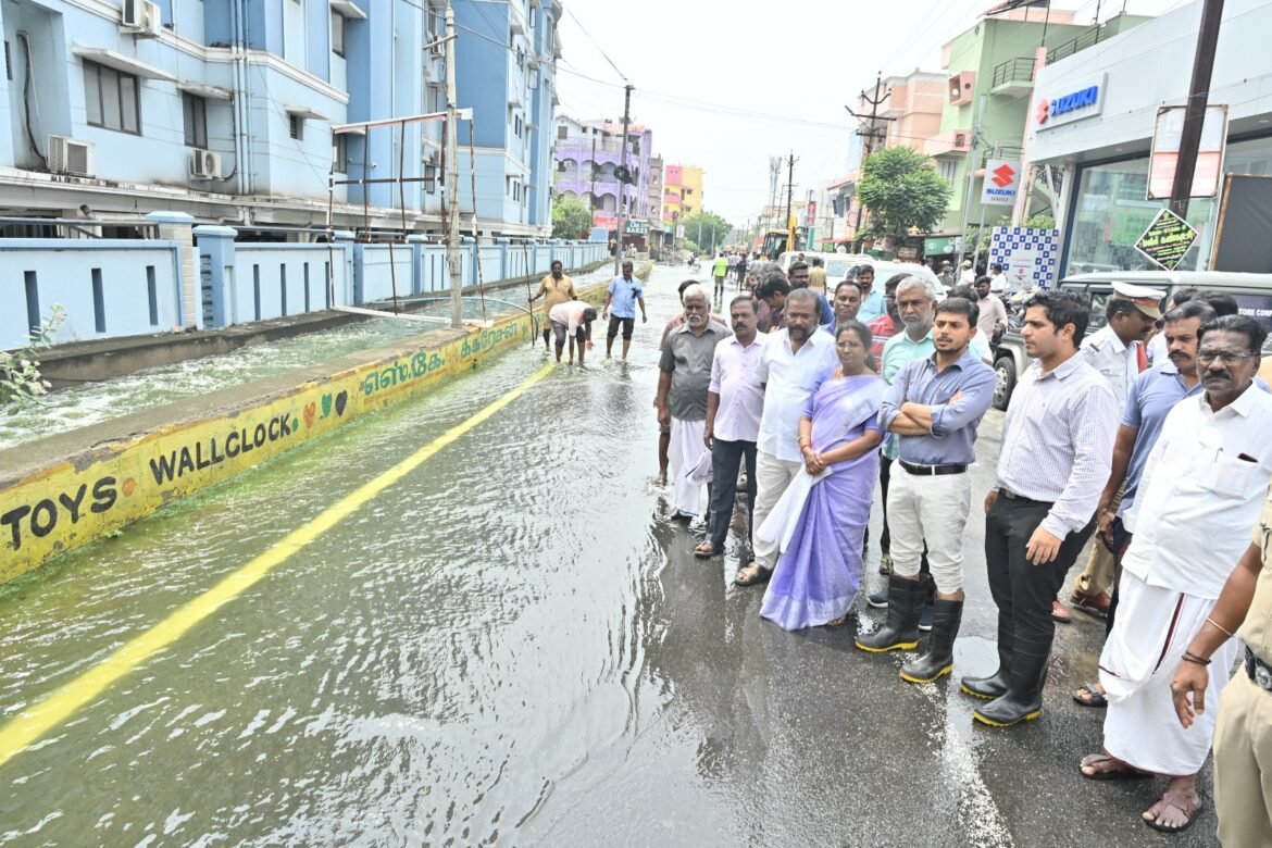 கோவையில் மழைநீர் அகற்றும் பணி தீவிரம்: செல்வபுரம் பகுதியில் ஆட்சியர், மேயர் ஆய்வு