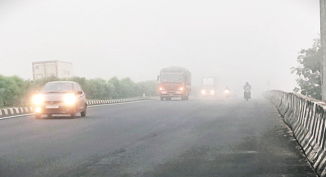 வாளையார் எல்லைப் பகுதியில் கடும் பனிமூட்டம்! முகப்பு விளக்குகளை எரியவிட்டுச் செல்லும் வாகன ஓட்டிகள்!