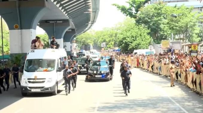 கோவையில் முதல்வர் விஜய்க்கு உற்சாக வரவேற்பு! விமான நிலையம் முதல் காந்திபுரம் வரை திரண்ட மக்கள்